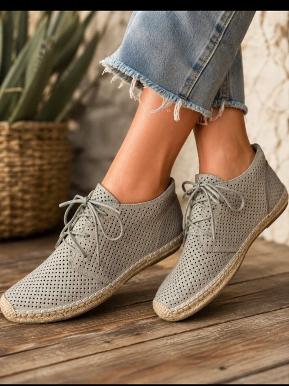 Dolce Vita Gray Perforated Leather/suede Lace-Up Ankle Booties Shoes Size 8